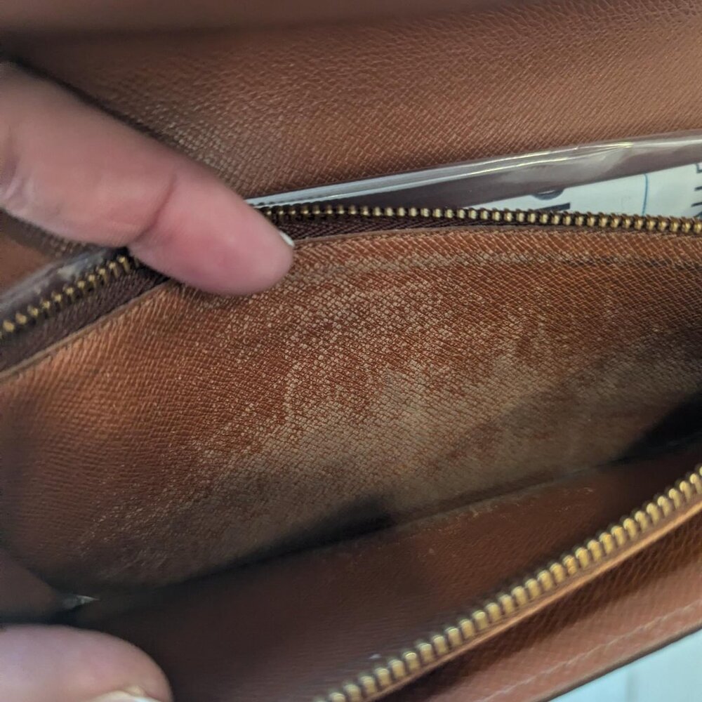 Louis Vuitton Monogram Sarah Wallet - Picture 4 of 7